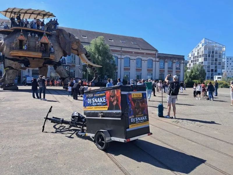 Vélo publicitaire La Cour des Grands en campagne en centre-ville