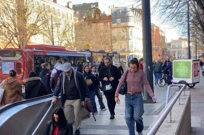 Vélo publicitaire LCDG positionné en haut d’une sortie de métro très fréquentée