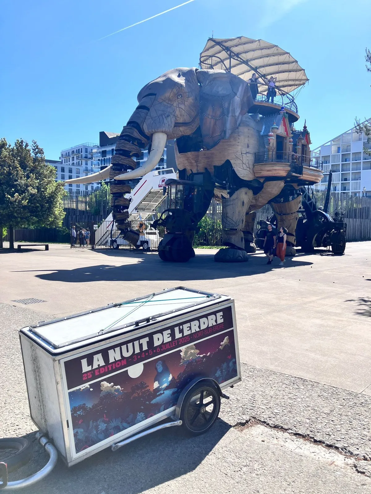Remorque publicitaire LCDG devant le Grand Éléphant des Machines de l’île à Nantes