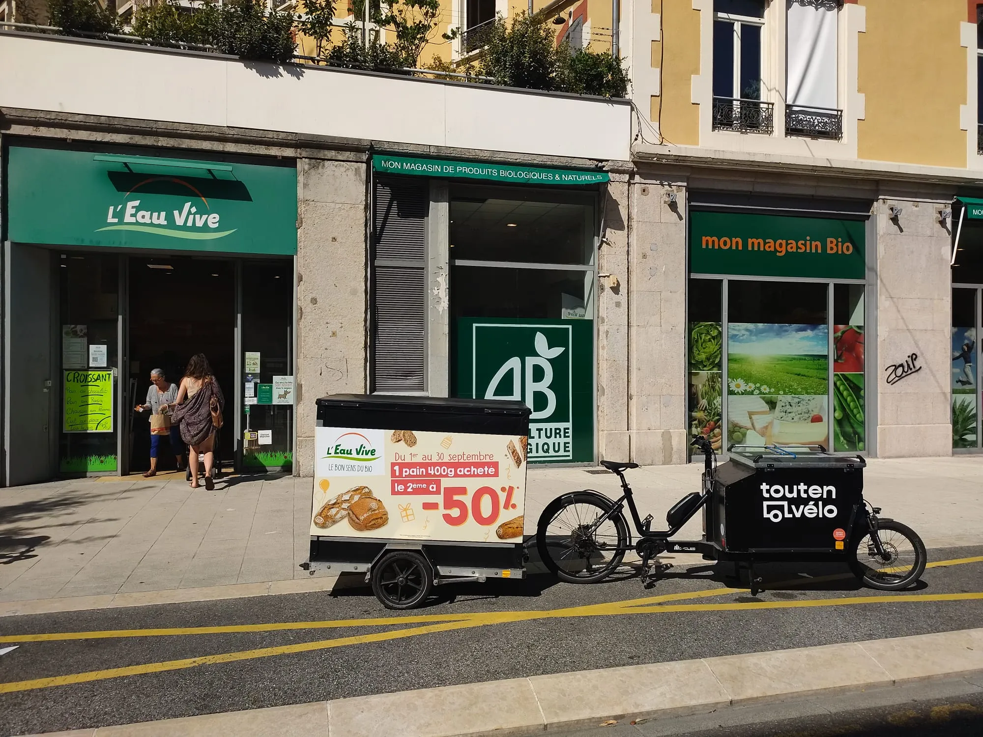 Vélo publicitaire de l’eau vive devant un de leur magasin. RSE