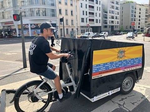 Vélo publicitaire circulant en centre-ville