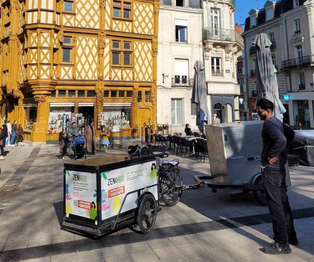 Vélo publicitaire sur une place touristique.