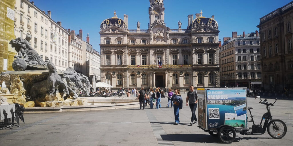 Un vélo publicitaire pour un office du tourisme afin de promouvoir le tourisme avec la communication responsable.