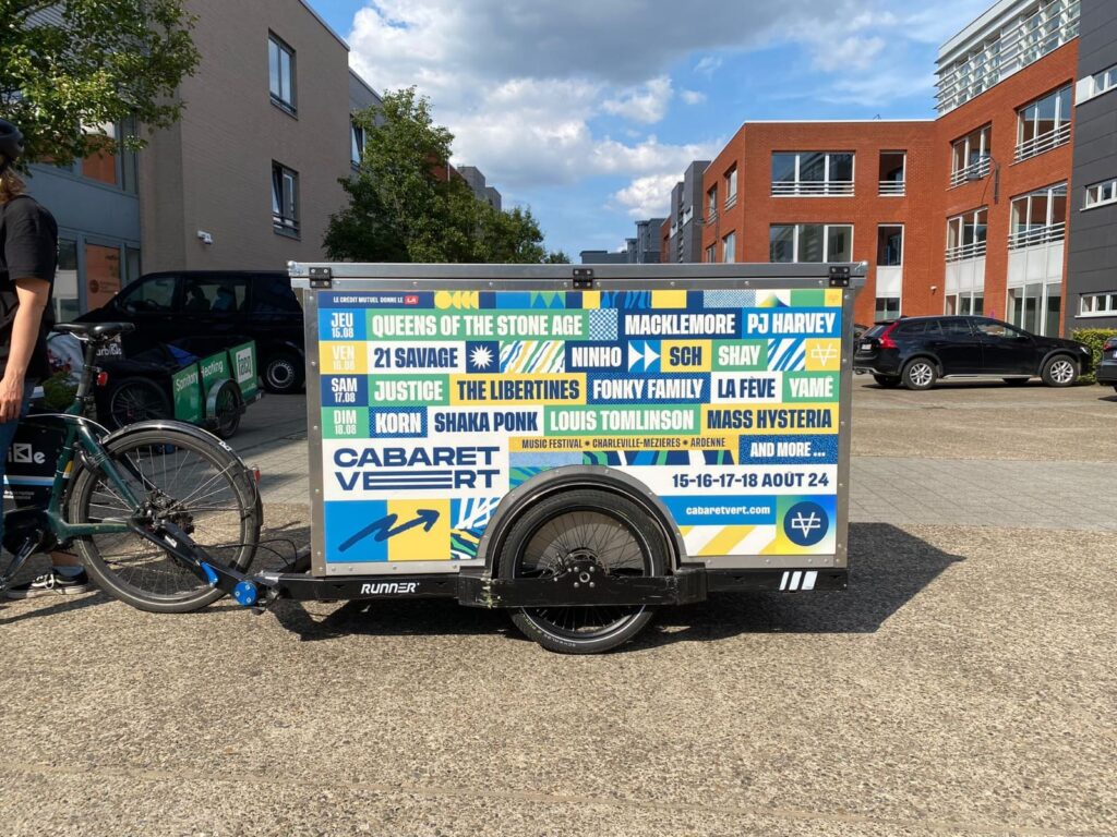 Remorque publicitaire avec la campagne du festival cabaret vert.