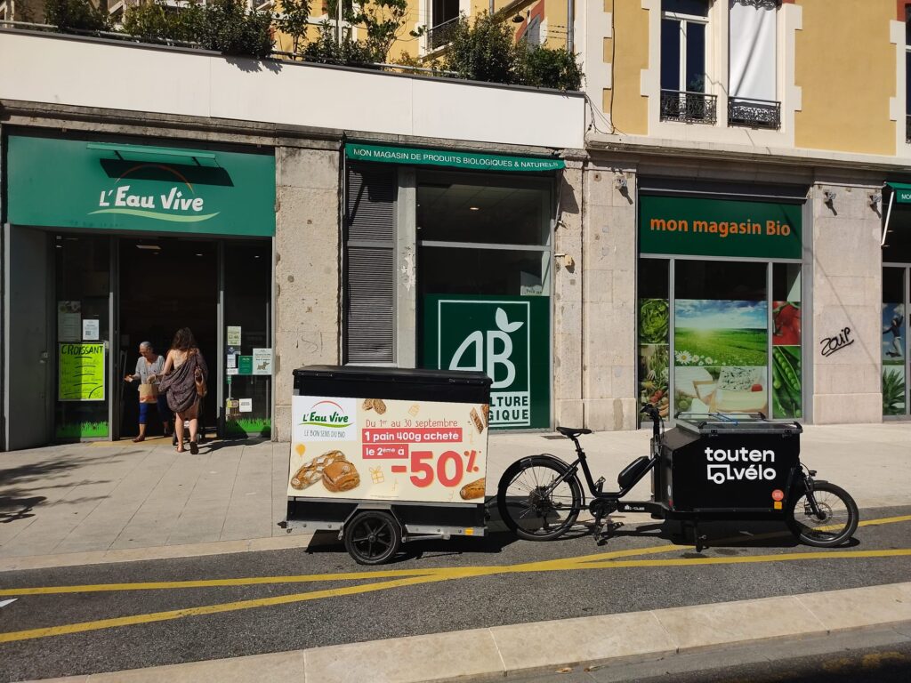 Vélo publicitaire ooh en centre ville.