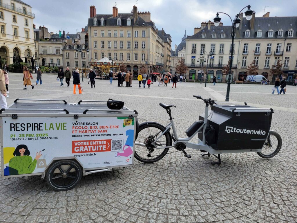 Campagne de communication avec un vélo publicitaire à Rennes.