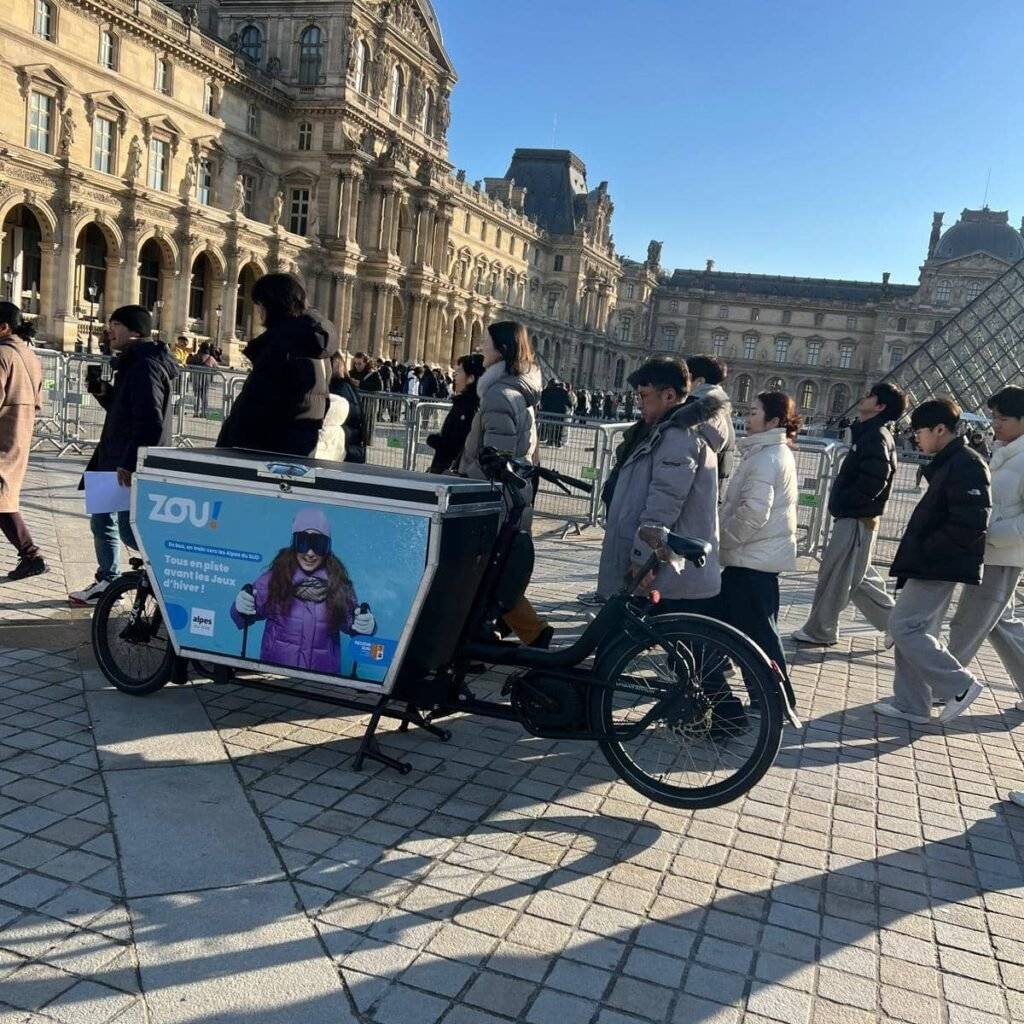 Exemple d'un vélo publicitaire devant le Louvre à Paris