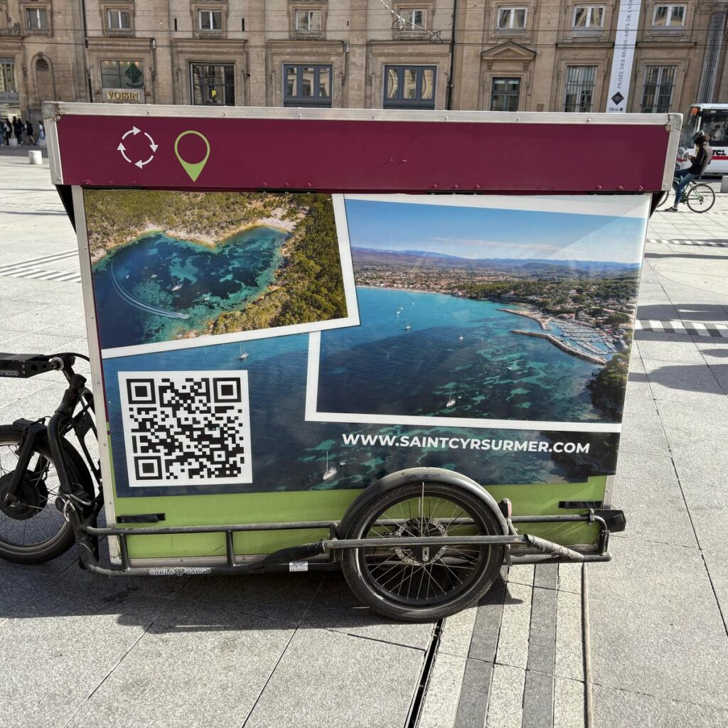Exemple d'un vélo publicitaire pour un office du tourisme avec une communication responsable.