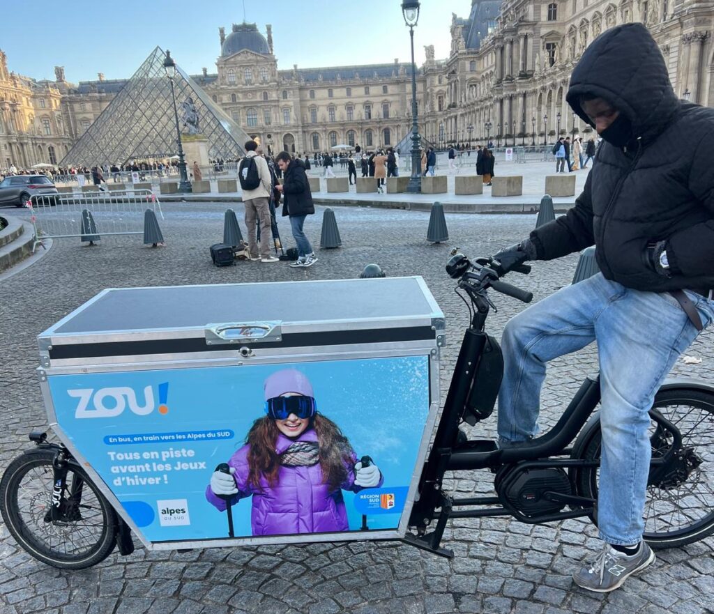 Vélo publicitaire dans les rues de Paris.
