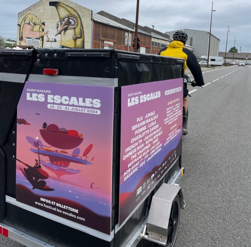 Vélo publicitaire à Nantes pour la campagne d'un festival.