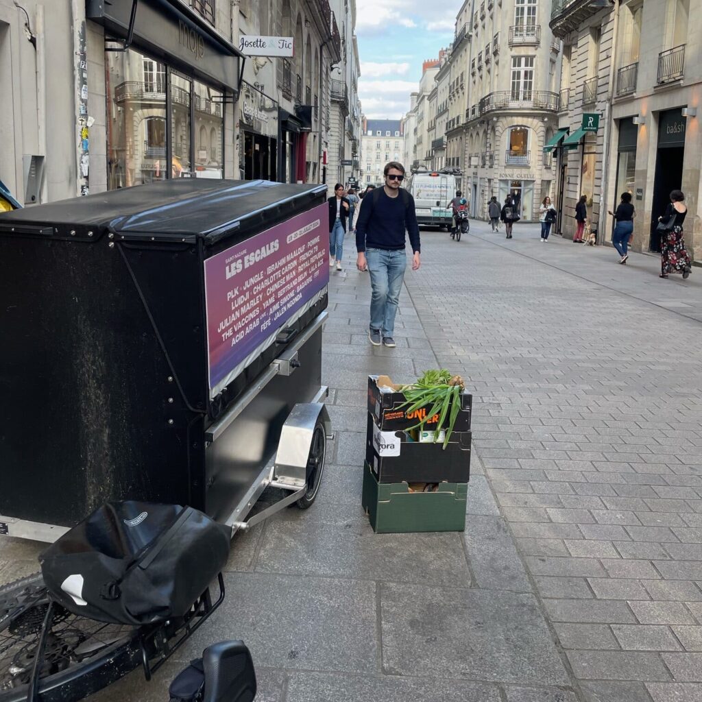 Vélo de cyclo-logistique en livraison.