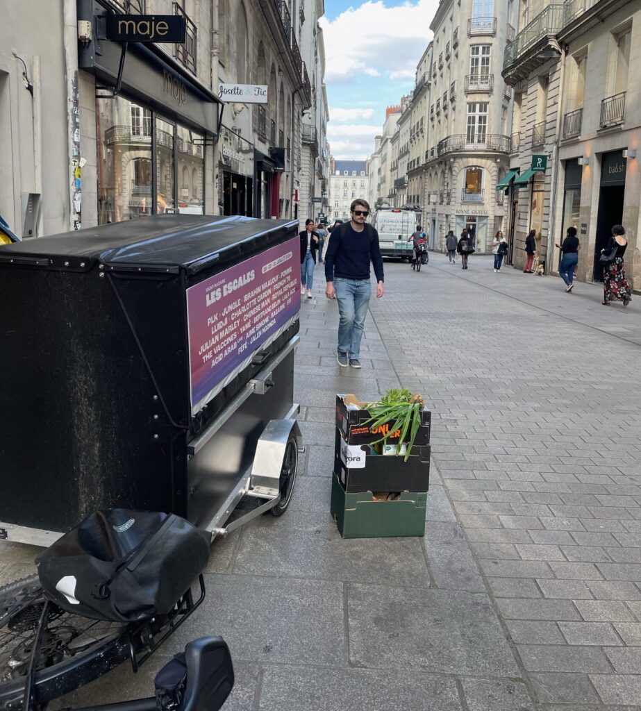 Vélo de livraison dans le centre-ville de Nantes.