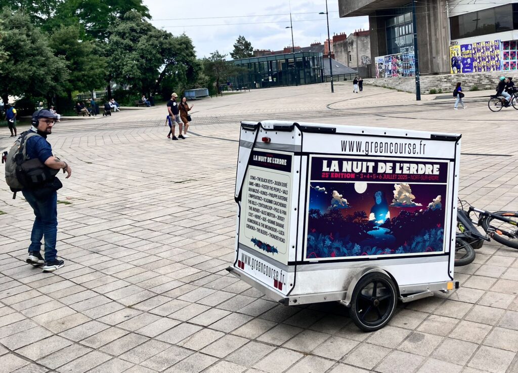 Vélo en livraison avec une publicité d'un festival.