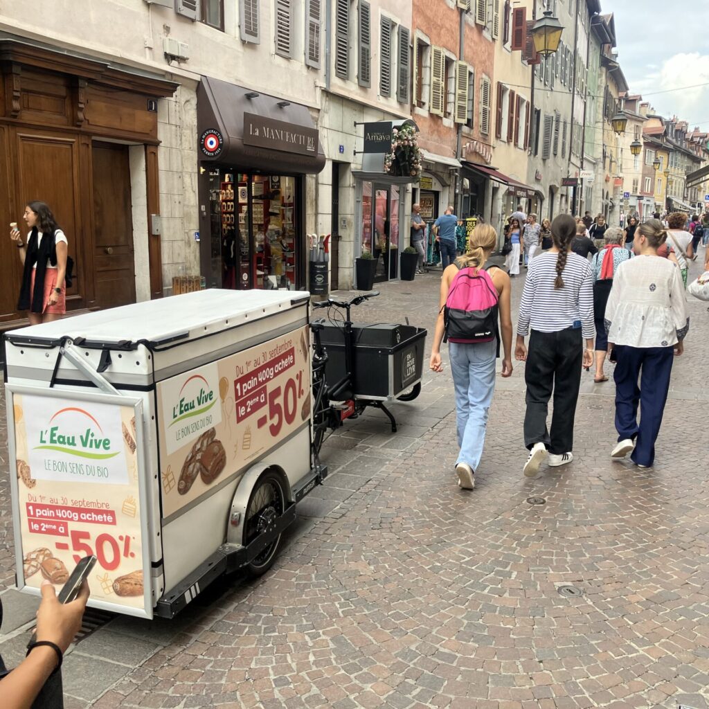 Vélo publicitaire dans les rues animées du centre-ville