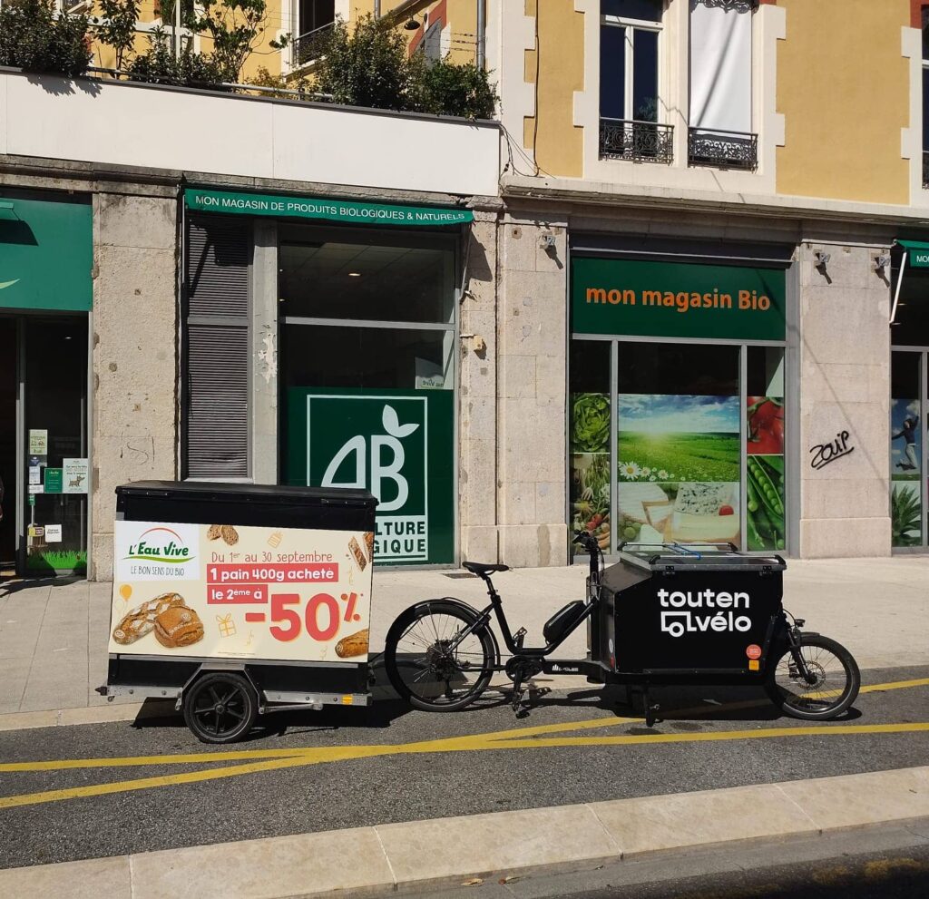Vélo publicitaire pour une campagne de promotion d'un produit.