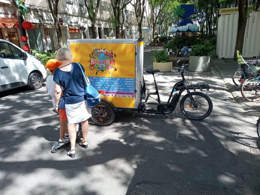 Triporteur publicitaire pour une campagne OOH à Lyon