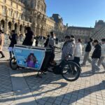 Vélo publicitaire à paris en centre-ville.