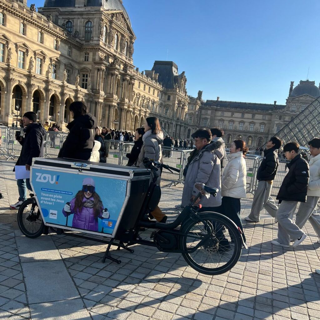 Vélo publicitaire à Paris.