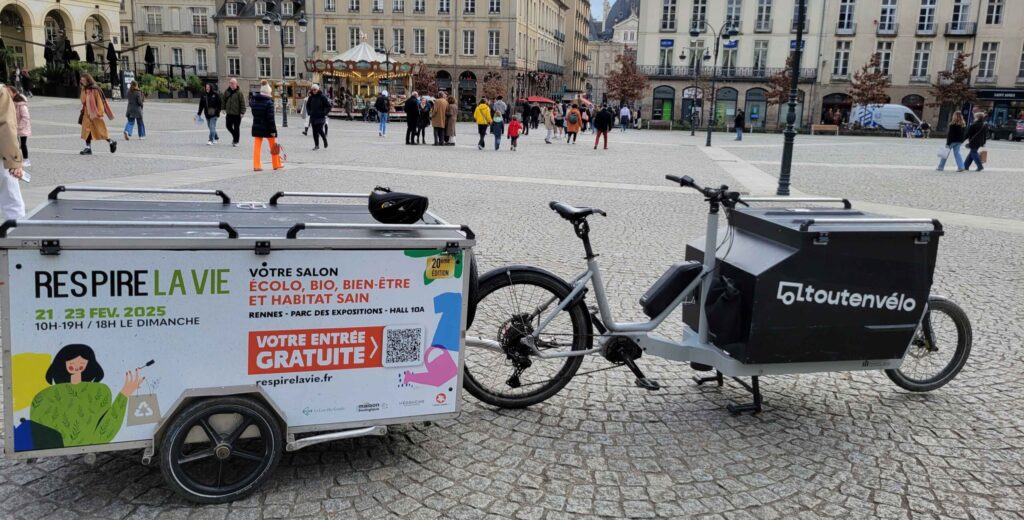 Campagne de communication du salon Respire la vie avec un vélo publicitaire.