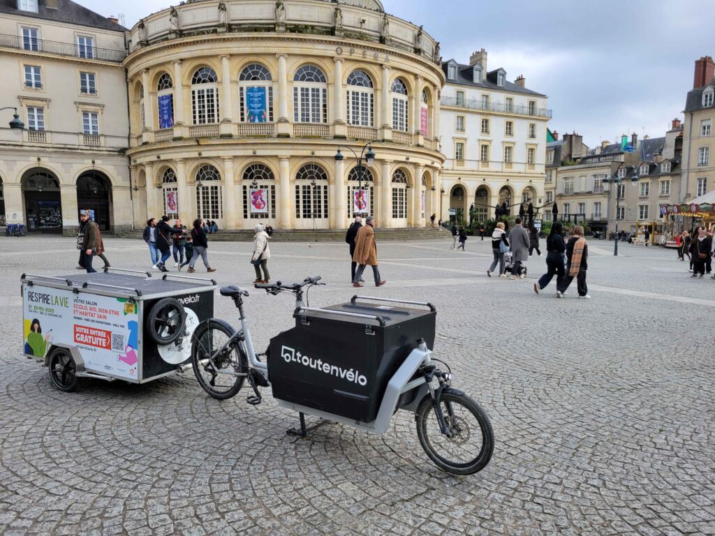 Vélo publicitaire en ventre ville sur une place très fréquentée.