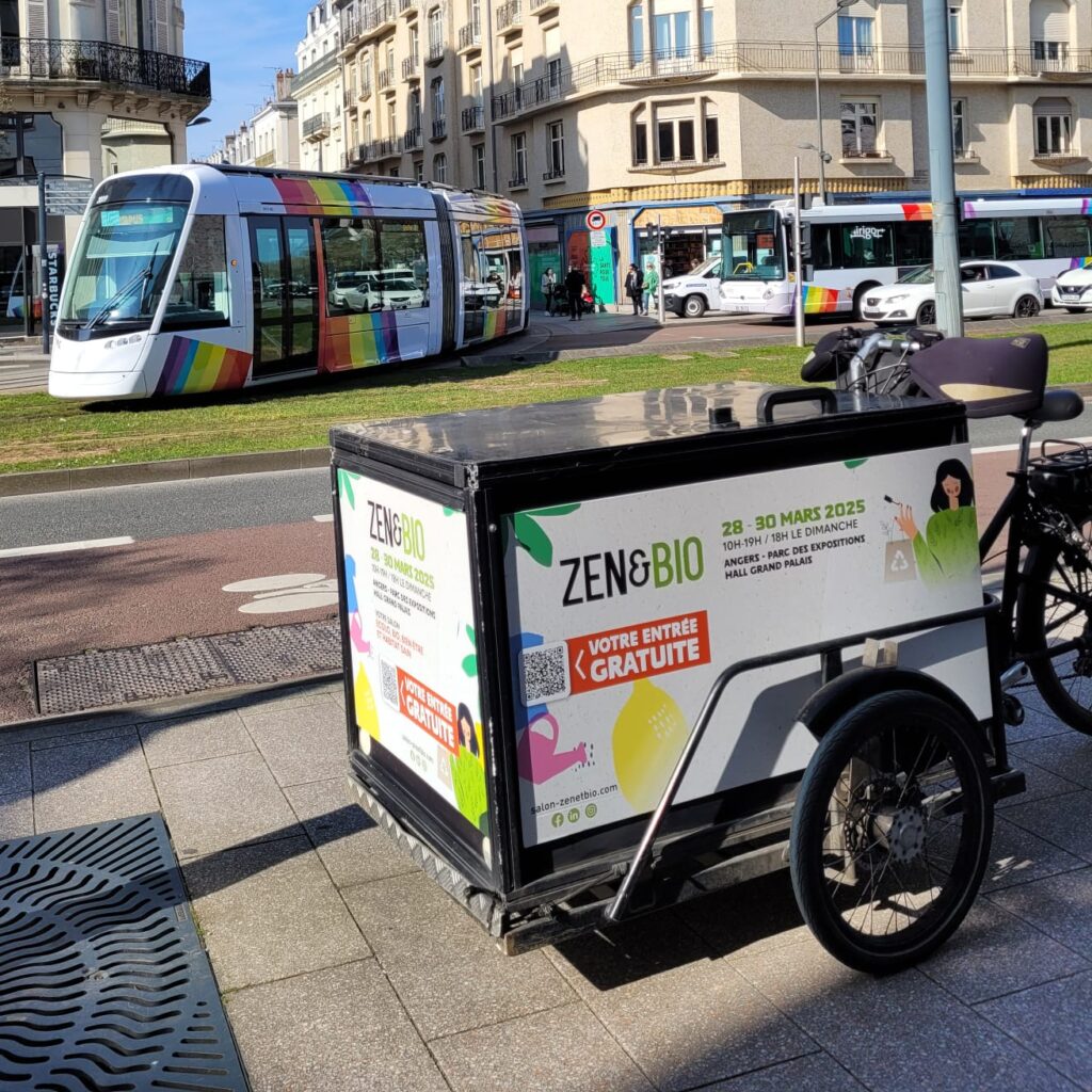 Vélo publicitaire à Angers pour un salon. avec la communication responsable