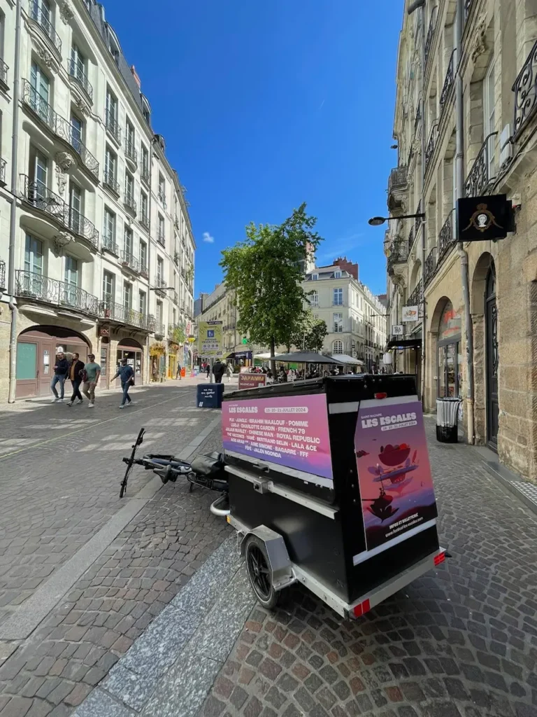 Une campagne en centre-ville pour un événement musical.