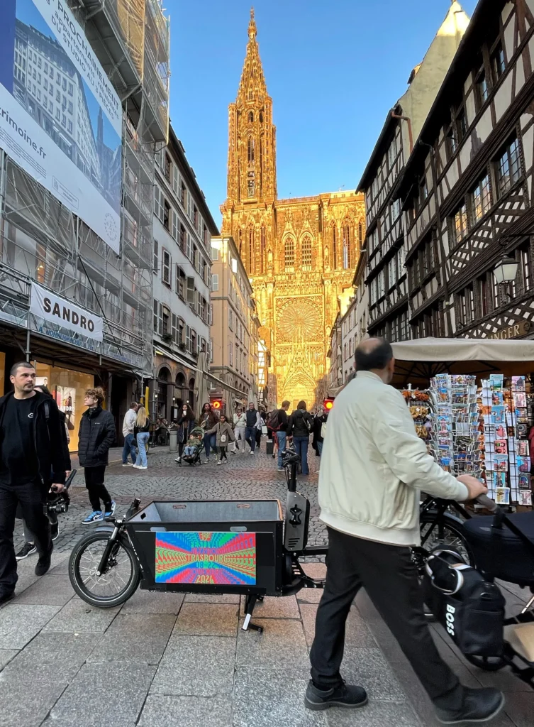 Vélo publicitaire dans la ville de Strasbourg.