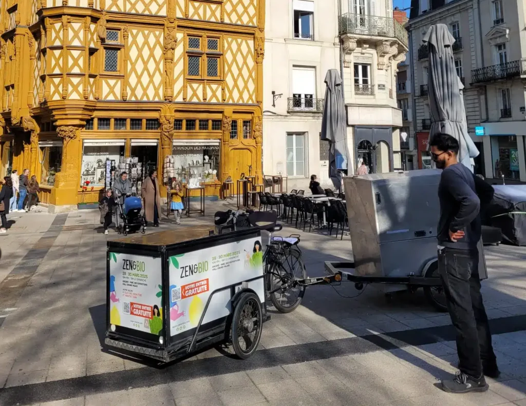 Vélo publicitaire mooh pour un salon à Angers.