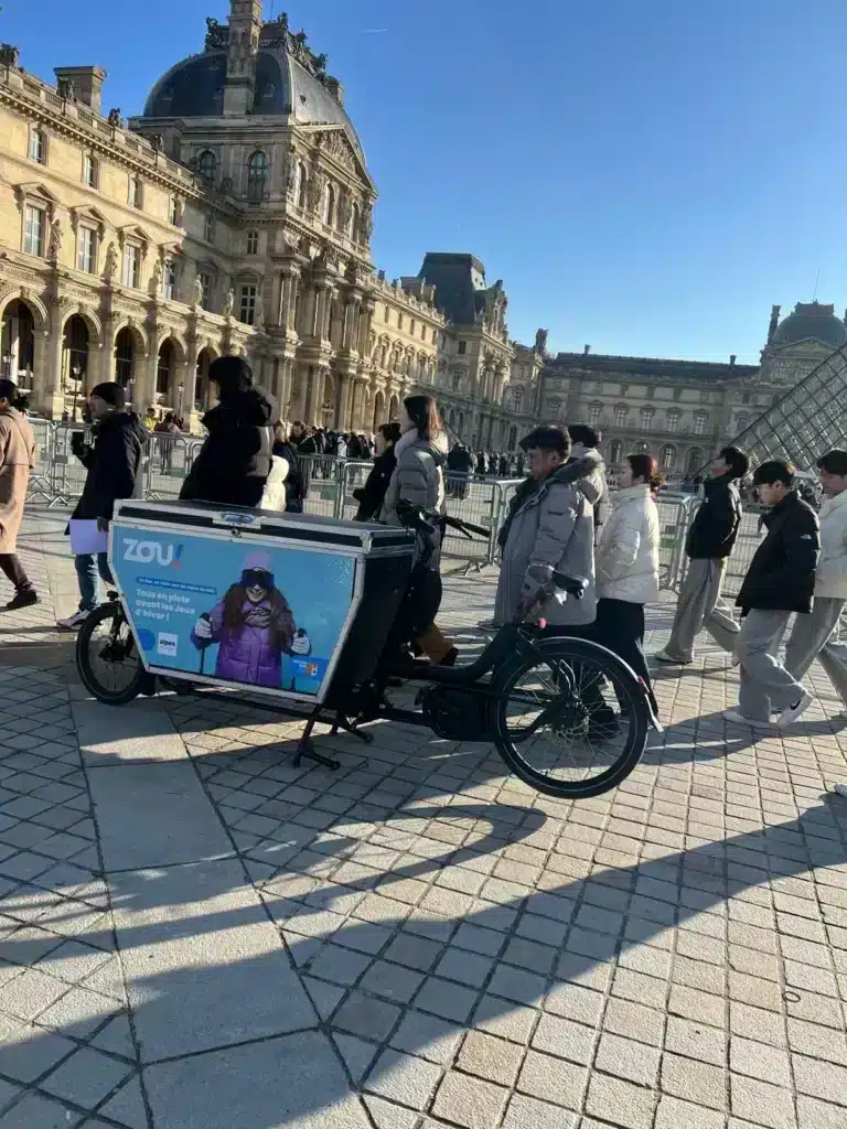 Exemple d'un vélo publicitaire devant le Louvre à Paris.