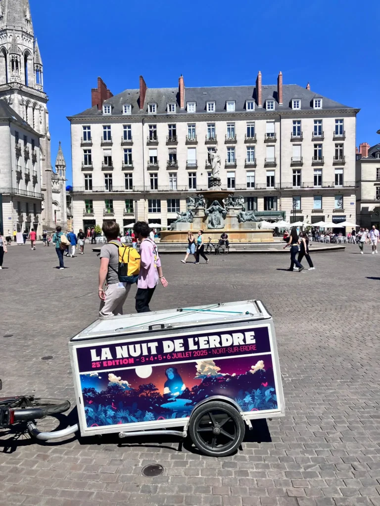 Support publicitaire responsable en centre-ville.